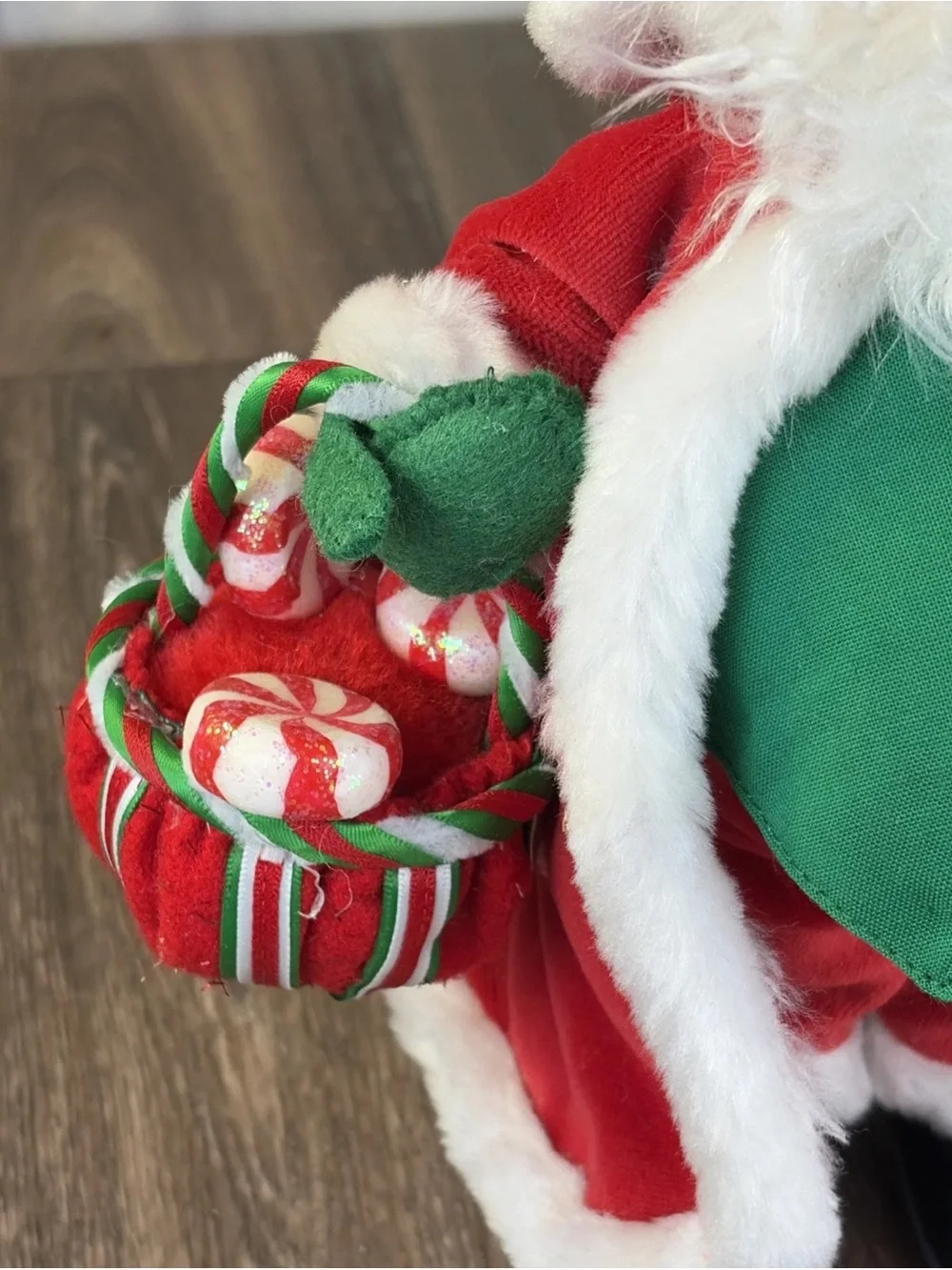 Annalee 2004 Peppermint Santa with Basket of Peppermints & Candy Cane 10” Tall